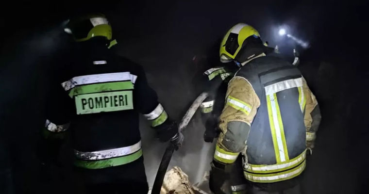 В Бельцах спасатели вытащили 2 человек из горящего дома.