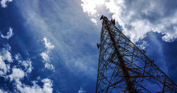 Британскому конспирологу, поджегшему вышку 5G, вынесли приговор.