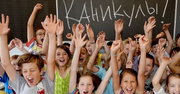 Длительные летние каникулы плохо влияют на психику учеников и преподавателей, считают ученые.