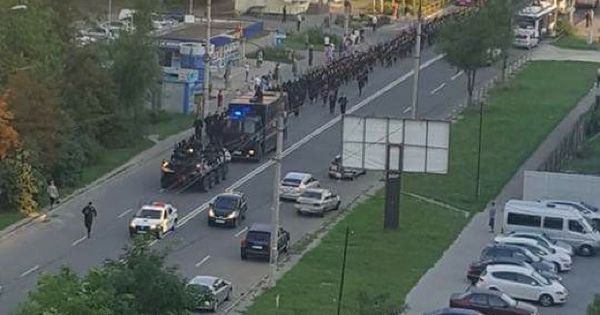 Военные отрабатывали тактику обеспечения общественного порядка в городских условиях.