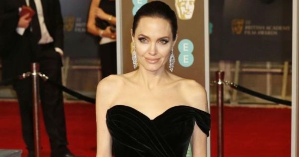 Angelina Jolie ar fi într-o relație cu un filantrop miliardar.