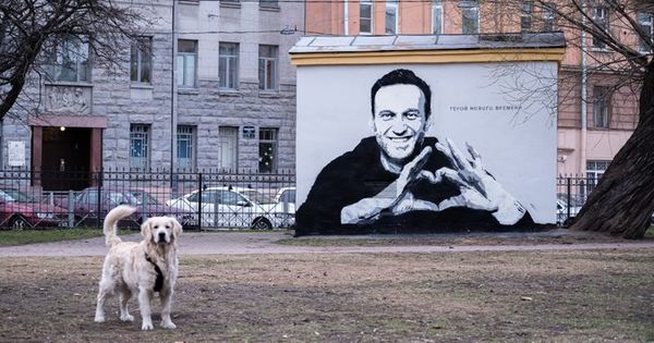 В Петербурге появилось граффити «Герой нового времени» с Навальным.