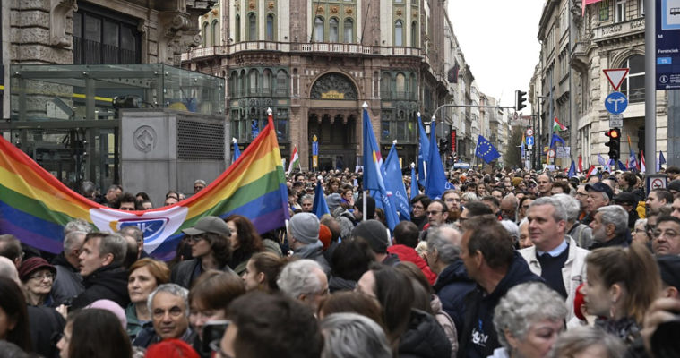 В Венгрии продолжаются протесты против закона о запрете ЛГБТ-прайдов.