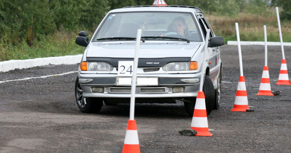 Автошколы находятся на грани банкротства и просят разрешить практические занятия.