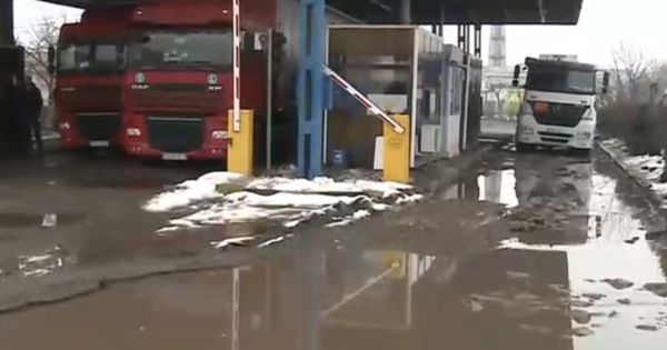 Catastrofă la Vama Albiţa: Drumul, plin de gropi de peste trei metri