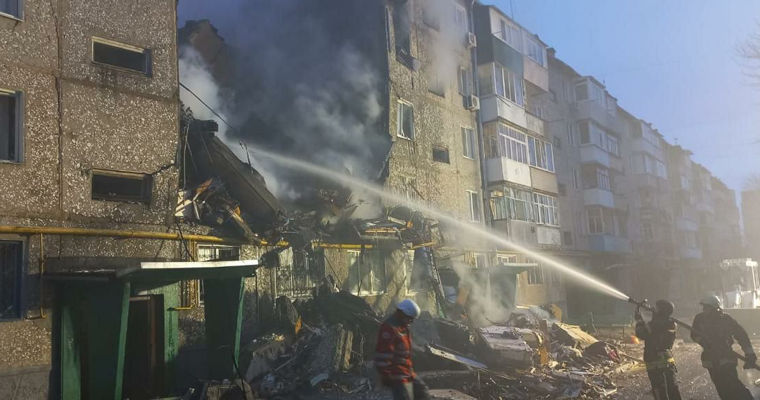 В украинских Сумах дрон попал в многоэтажный дом: есть погибшие.