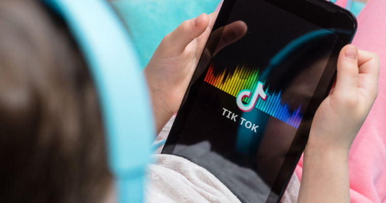 ЕС готовит удар по TikTok, Meta и X из-за затягивающего детей дизайна.