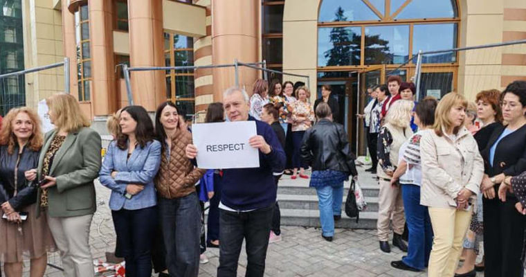 В Румынии тысячи финансовых работников бастуют против закона о зарплатах.