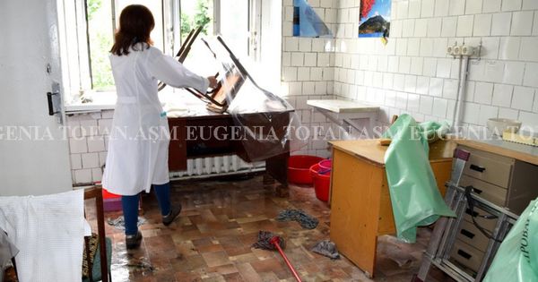 Оборудование в кабинетах и техника были покрыты пленкой во время проливных дождей.