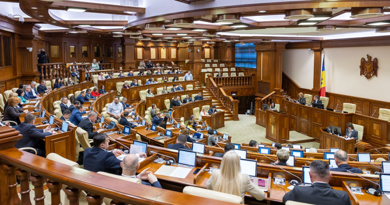 Парламент утвердил во втором чтении закон о пребывании иностранцев.