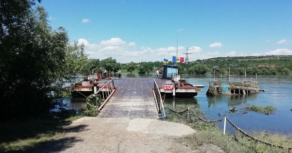 КПП паромного типа Косэуць-Ямполь и Сорока-Цекиновка не функционируют из-за высокого уровня воды в Днестре. Фото: facebook.com/Poliţia de Frontieră.