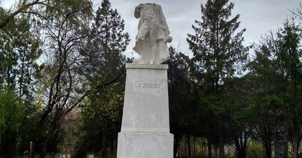 В Фалештах вандалы обезглавили памятник Пушкину.
