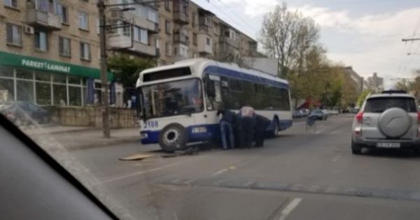 Срезка асфальта стала причиной поломки столичного троллейбуса