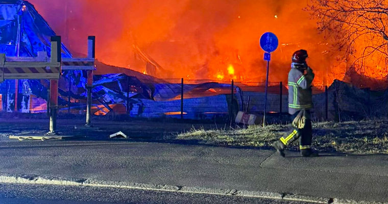 Incendiu de proporții la o întreprindere auto din Finlanda: Zeci de mașini, distruse.