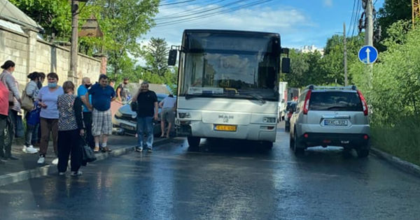 В столице произошло ДТП: столкнулись автобус и легковой автомобиль