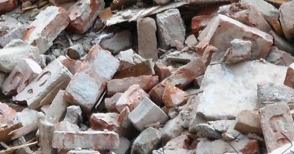 Девушка попала под "дождь" из кирпичей и выжила.