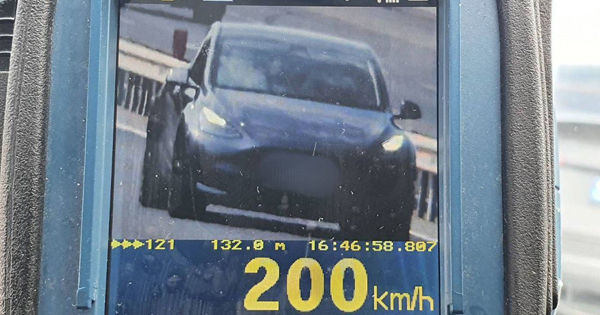 Водитель Tesla разогнался до 200 км/ч и был оштрафован полицией.