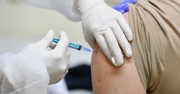 В США разрешат смешивать вакцины для бустерной прививки от коронавируса.