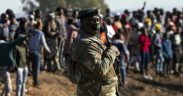 В ЮАР стягивают войска для прекращения беспорядков.