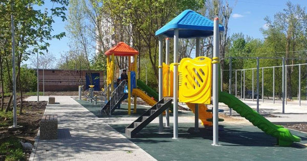 На Яловенской улице установлены две детские площадки и одно фитнес-поле.