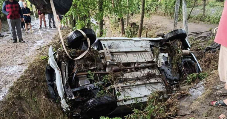 В Яловенском районе автомобиль унесло в канаву из-за наводнения, вызванного ливнями.