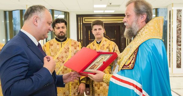Митрополит Владимир освятил здание администрации президента.