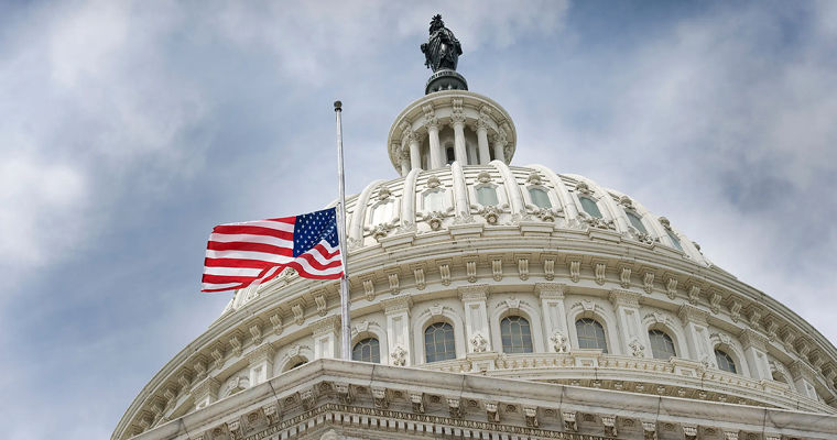 В США началась паника из-за приспущенного флага на Капитолии.