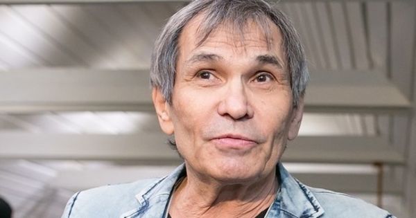 На кадрах, снятых в квартире Алибасова, видны лекарственные препараты, а также лист бумаги с распорядком их приема.