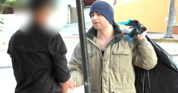 Reacția unui milionar îmbrăcat în cerșetor când i s-a refuzat accesul într-un restaurant. 