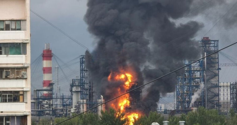 В Москве после атаки дронов горит нефтеперерабатывающий завод в Капотне.