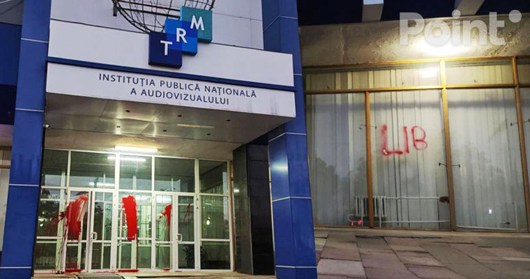 Двери здания "Телерадио-Молдова" облили красной краской.