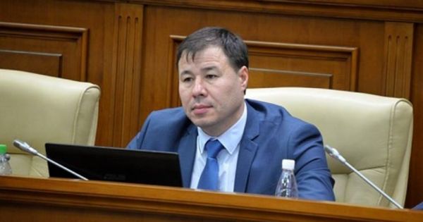 Депутат от ПСРМ Богдан Цырдя. 
