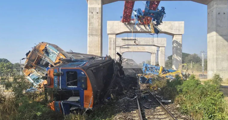 O macara de construcții s-a prăbușit peste un tren în Thailanda: 20 de persoane au murit.