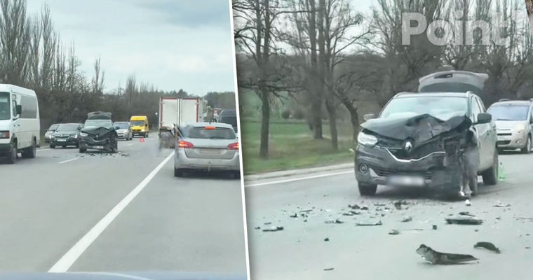 Accident la Sângerei: Două mașini de model Renault s-au tamponat violent.