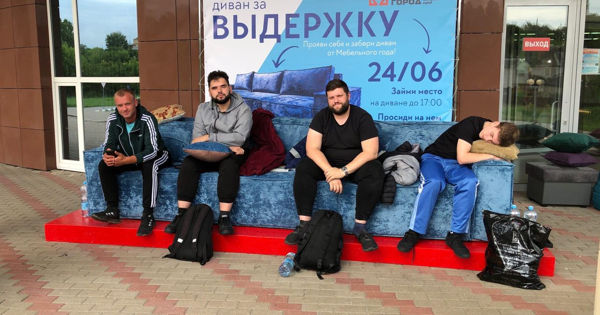 В Белгороде прошел чемпионат по сидению на диване.