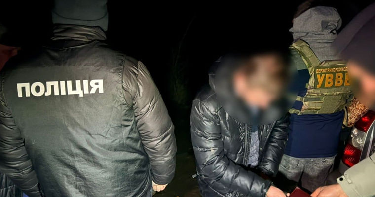 Молдаванин в Одессе вывозил украинцев за 7500 долларов: теперь ему грозит 9 лет тюрьмы.