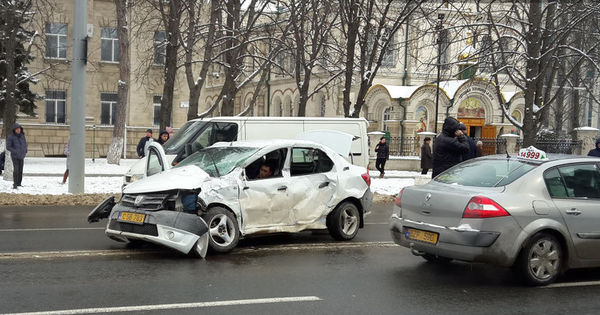 Un troleibuz plin cu pasageri și un taximetru s-au izbit. 