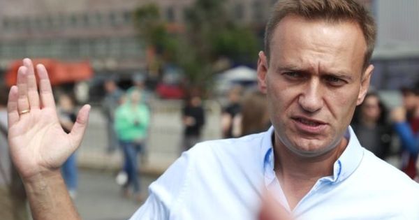 Оппозиционера Алексея Навального задержали около его дома и доставили в отделение полиции.
