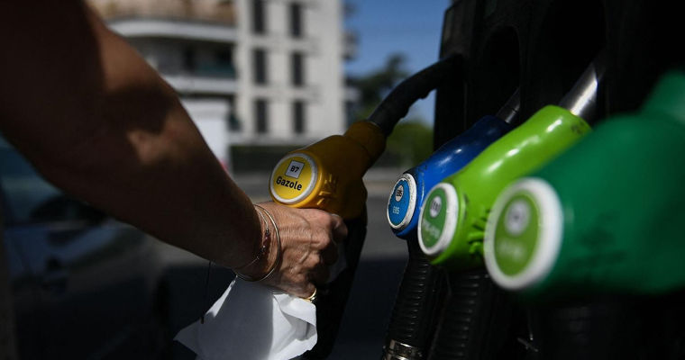 Franța intenționează să reglementeze prețurile la stațiile PECO, pe fondul crizei petroliere.