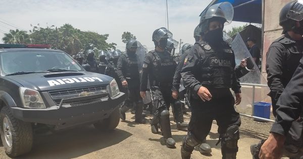 Заключенные обстреляли полицию в эквадорской тюрьме.