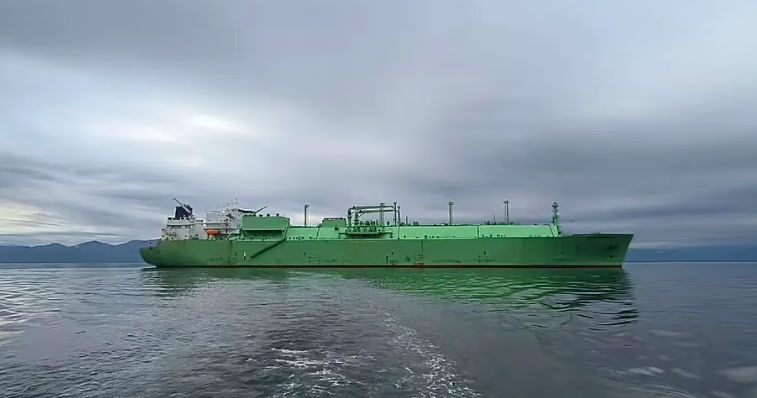 Италия и Мальта следят за газовозом, дрейфующим в Средиземном море после взрыва. Фото: MarineTraffic