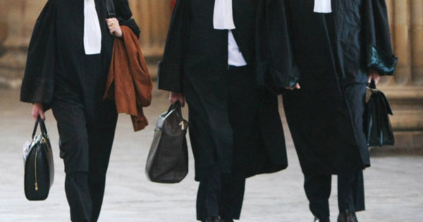 Un avocat, obligat să achite datoria acumulată față de Biroul de avocați.