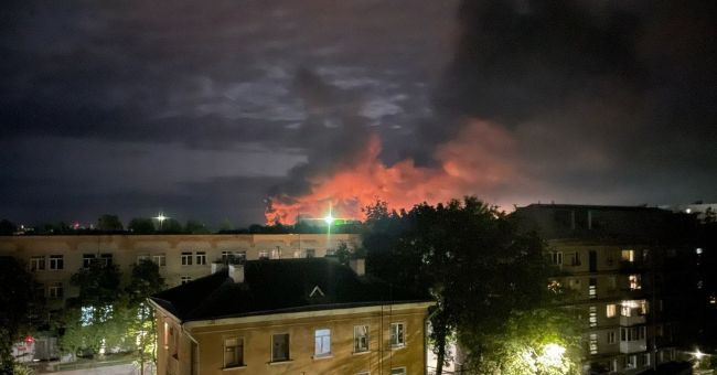 Псковский аэропорт атаковали беспилотники, была слышна серия взрывов, начался мощный пожар.