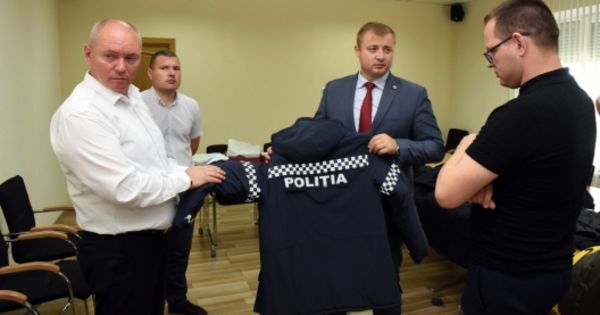 Заседание было посвящено оценке качества униформы и обуви, их удобства при несении службы. Фото: politia.md.