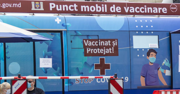 Мобильные пункты вакцинации в столице работают на Буюканах и в Центре. Фото Point.md.