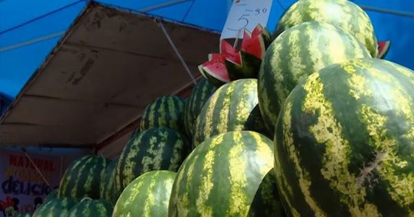 Торговцы уверяют, что дыни и арбузы, которые они продают, не содержат нитратов.
