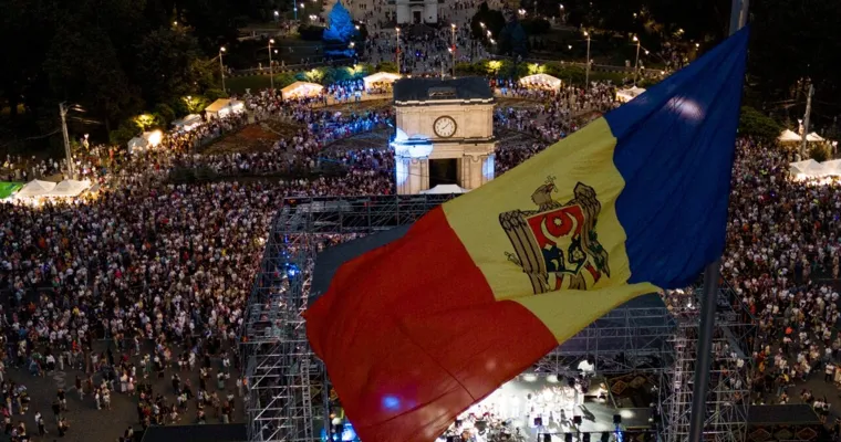 Ziua Independenței, între fastul din orașe și liniștea satelor