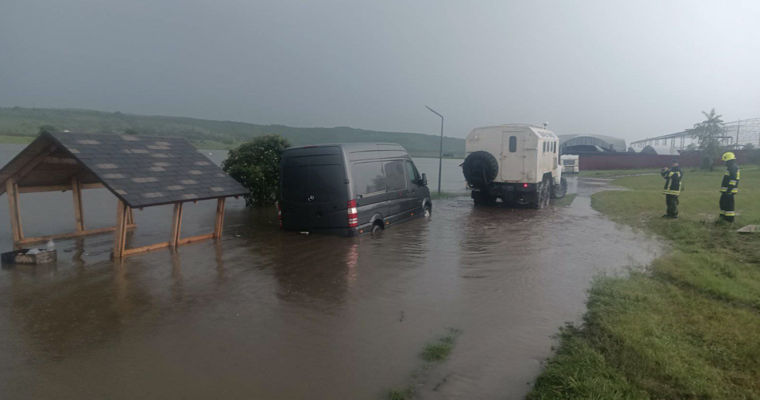 Проливные дожди причинили ущерб населенным пунктам: спасатели оказали помощь в десяти районах.