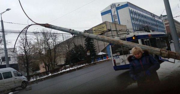 В субботу на столичной улице Тудора Владимиреску упал столб.