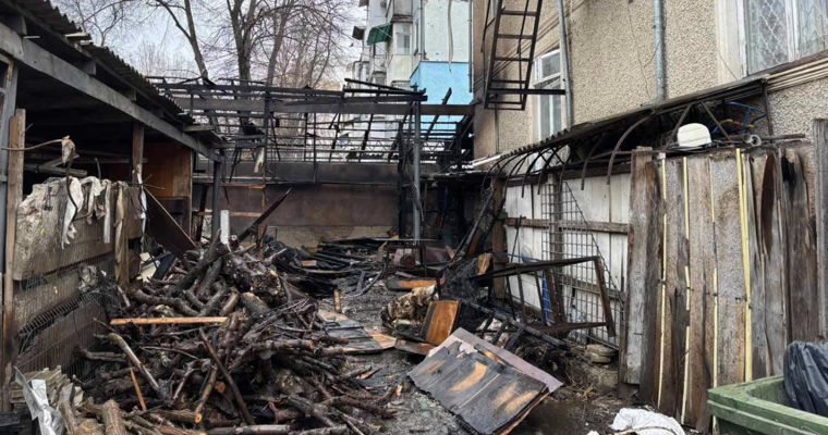 В Бельцах сгорела постройка с дровами: пожарные предотвратили распространение огня.